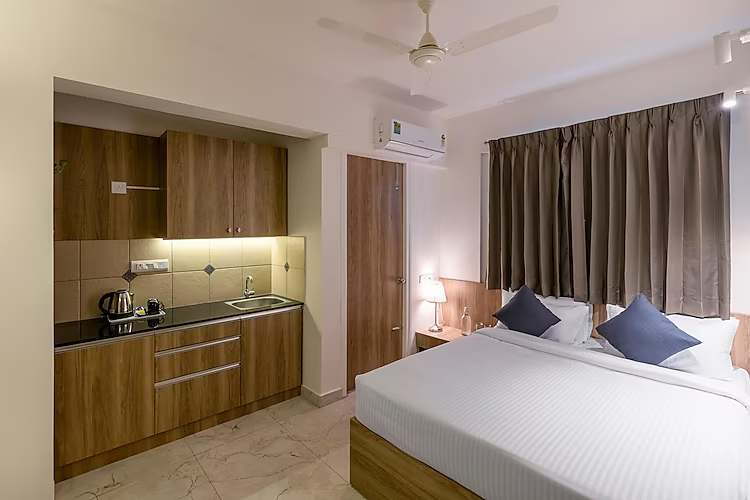 Deluxe Queen Room with Balcony