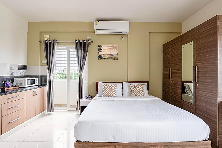 Deluxe Queen Room with Balcony